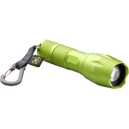 Grüne Taschenlampe mit schwarzem Band und angebrachtem Metallkarabiner. Grüne Taschenlampe mit schwarzem Band und angebrachtem Metallkarabiner.