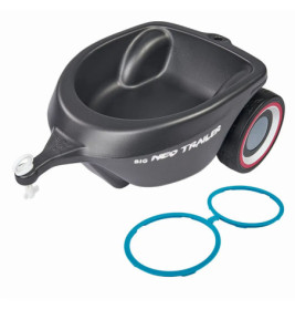 Schwarzer Spielzeuganhänger aus Plastik mit zwei Rädern, Deichsel und zwei blauen Ringen daneben.