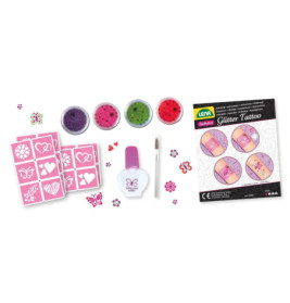 Glitzer-Tattoo-Set mit Schablonen, Glitzer, Kleber, Pinsel und Anleitung auf weißem Hintergrund ausgelegt.