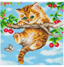 Pixel-Kunst: Niedliches orangefarbenes Kätzchen hängt an einem Ast mit Kirschen, blauem Himmel und Schmetterling.