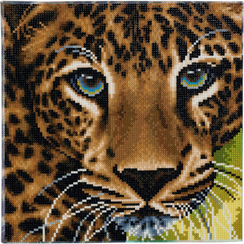 Grob pixelige Nahaufnahme eines Leopardenkopfes mit blauen Augen, geflecktem Fell und weißen Schnurrhaaren. Grob pixelige Nahaufnahme eines Leopardenkopfes mit blauen Augen, geflecktem Fell und weißen Schnurrhaaren.