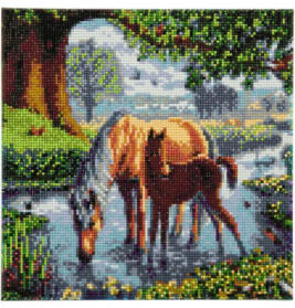 Perlenmosaik zeigt Pferd und Fohlen beim Trinken an einem Bach in einer farbenfrohen, idyllischen Landschaft.