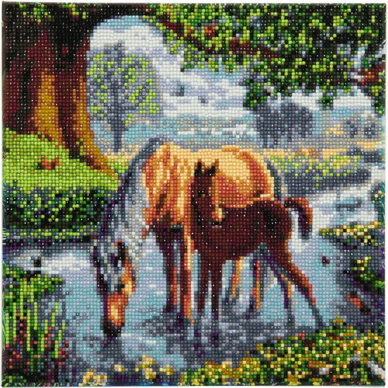 Perlenmosaik zeigt Pferd und Fohlen beim Trinken an einem Bach in einer farbenfrohen, idyllischen Landschaft.