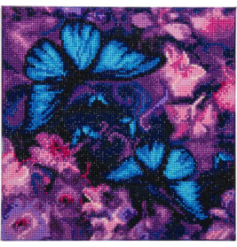 Perlenmosaik mit zwei blauen Schmetterlingen auf einem Hintergrund aus pinken und violetten Blüten.