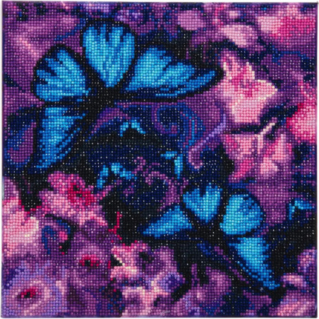 Perlenmosaik mit zwei blauen Schmetterlingen auf einem Hintergrund aus pinken und violetten Blüten.