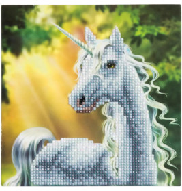 Ein weißes, verpixeltes Einhorn mit silberner Mähne steht in einem sonnigen Wald mit grünem Laub.