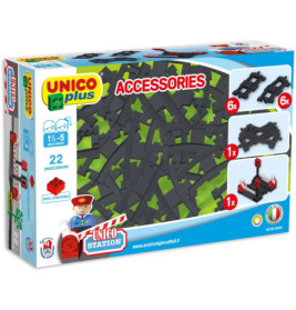 UNICO Plus Zubehörbox mit 22 Schienen für Kinder von 1,5-5 Jahren, abgebildet sind Gleise und ein Schild.