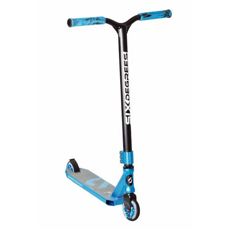 Blau-schwarzer Stunt-Scooter mit SIX DEGREES-Schriftzug am Lenker sowie blauen Griffen und Rädern.