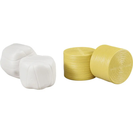 Zwei weiße und zwei gelb verpackte Silageballen stehen nebeneinander.