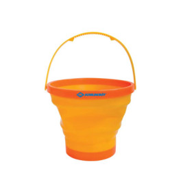 Zusammenklappbarer Eimer aus orange-gelbem Kunststoff mit Henkel vor weißem Hintergrund.