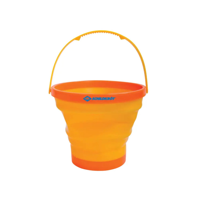 Zusammenklappbarer Eimer aus orange-gelbem Kunststoff mit Henkel vor weißem Hintergrund.