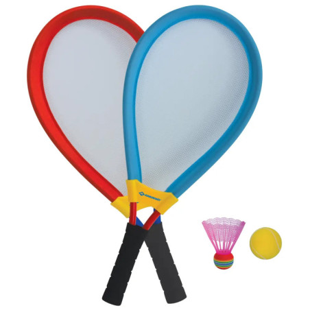 Zwei bunte Spielschläger, ein gelber Ball und ein pinker Federball liegen auf weißem Hintergrund. Zwei bunte Spielschläger, ein gelber Ball und ein pinker Federball liegen auf weißem Hintergrund.