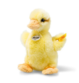 Plüschente in Gelb mit orangefarbenen Füßen und Schnabel sowie Steiff-Tag am Flügel.