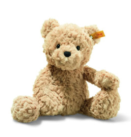 Hellbrauner, flauschiger Teddybär mit schwarzen Augen und Nase sitzt aufrecht vor weißem Hintergrund.