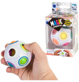 Eine Hand hält einen Magic Rainbow Ball, im Hintergrund ist die Verpackung des Puzzles zu sehen.