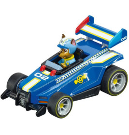 Blaues Spielzeug-Rennauto mit einem Hund als Fahrer, der einen Helm trägt.