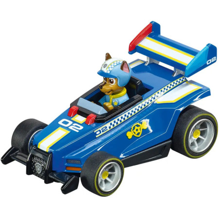 Blaues Spielzeug-Rennauto mit einem Hund als Fahrer, der einen Helm trägt.