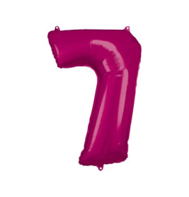 Glänzender pinker Folienballon in Form der Zahl 7 vor weißem Hintergrund.