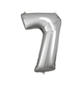 Silberner Folienballon in Form der Zahl Sieben vor weißem Hintergrund.