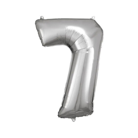 Silberner Folienballon in Form der Zahl Sieben vor weißem Hintergrund.