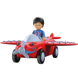 Spielzeugfigur eines Kindes mit dunklen Haaren in einem roten Flugzeug mit blauen Akzenten und grauem Propeller.