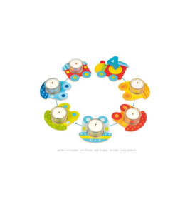 Bunte Kerzenhalter in Form von Autos, Booten und Zügen sind kreisförmig angeordnet.