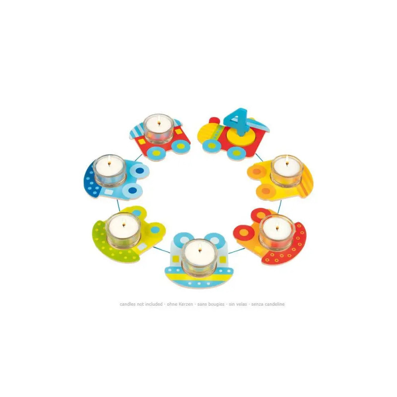 Bunte Kerzenhalter in Form von Autos, Booten und Zügen sind kreisförmig angeordnet. Bunte Kerzenhalter in Form von Autos, Booten und Zügen sind kreisförmig angeordnet.
