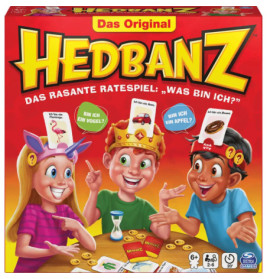 Drei Kinder spielen Hedbanz und tragen Stirnbänder mit Karten, auf denen Tiere oder Gegenstände abgebildet sind.