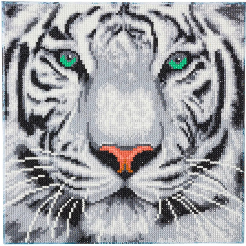 Perlenmosaik eines weißen Tigers mit grünen Augen und rosa Nase in Nahaufnahme.