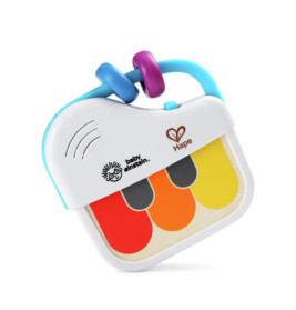 Spielzeugklavier mit bunten Tasten, blauem Griff und lila Ring, Marken Baby Einstein und Hape, auf weißem Hintergrund.