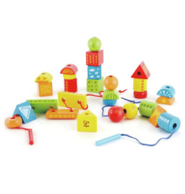 Bunte Holzperlen und -blöcke in verschiedenen Formen, teils gestapelt, teils auf Schnüren, vor weißem Hintergrund.