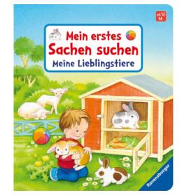 Ein Kind hält ein Kaninchen vor einem Stall mit weiteren Kaninchen und Schafen aus dem Ravensburger Pappbilderbuch.