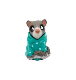 Eine Waschbärfigur in einer türkisen Decke mit Punkten, mit großen Augen und überrascht wirkendem Gesicht.