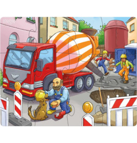 Ein Betonmischer auf einer Baustelle, Arbeiter und ein Hund bei Absperrungen und einer Baugrube.
