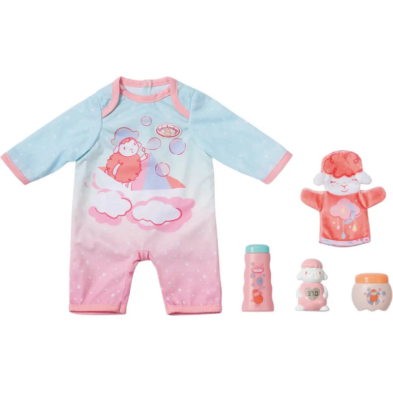 Baby-Pyjama in Pink und Blau mit Schafmotiv, dazu Fläschchen, Seife, Lotion, Schaffigur und Handpuppe.