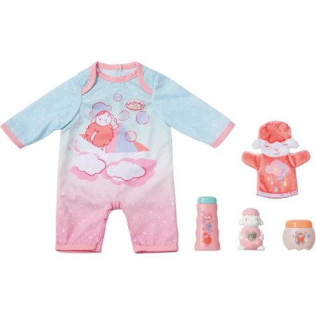 Baby-Pyjama in Pink und Blau mit Schafmotiv, dazu Fläschchen, Seife, Lotion, Schaffigur und Handpuppe.