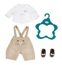 Puppenkleiderset mit weißem Oberteil, beigen Shorts, türkisfarbenem Bügel und braunen Schuhen mit Schleifen.