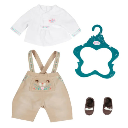 Puppenkleiderset mit weißem Oberteil, beigen Shorts, türkisfarbenem Bügel und braunen Schuhen mit Schleifen. Puppenkleiderset mit weißem Oberteil, beigen Shorts, türkisfarbenem Bügel und braunen Schuhen mit Schleifen.