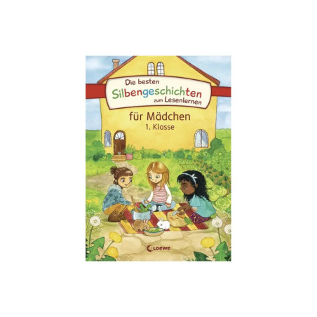 Drei Mädchen lesen im Garten ein Buch im Hintergrund sind ein Haus und Bäume zu sehen. Text ist auf Deutsch.