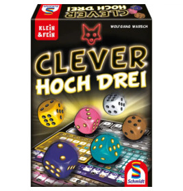 Clevere Hoch Drei Spielbox mit bunten Würfeln und Wertungsblatt im Hintergrund.