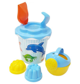 Buntes Strandspielzeug-Set für Kinder mit Eimer, Schaufel, Rechen, Gießkanne und Sandförmchen in Tierform.