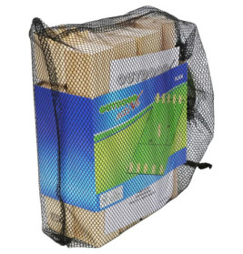 Ein Netzbeutel mit einem verpackten Rasenspiel, durch das Holzstücke sichtbar sind.