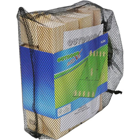 Ein Netzbeutel mit einem verpackten Rasenspiel, durch das Holzstücke sichtbar sind.