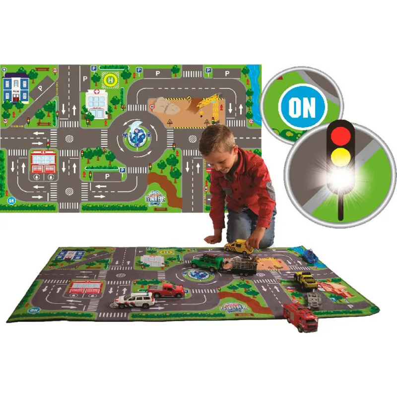 Ein Kind spielt mit Spielzeugautos auf einer bunten Spielmatte mit Straßen, Gebäuden und einer Ampel-Abbildung. Ein Kind spielt mit Spielzeugautos auf einer bunten Spielmatte mit Straßen, Gebäuden und einer Ampel-Abbildung.