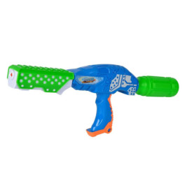 Blau-grüne-orange Wasserpistole aus Kunststoff im futuristischen Design, vor weißem Hintergrund fotografiert.