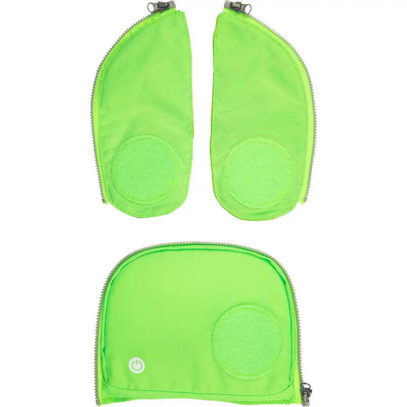 Drei leuchtende grüne Stoffbeutel mit Reißverschluss, zwei kleinere über einen größeren mit Powersymbol.