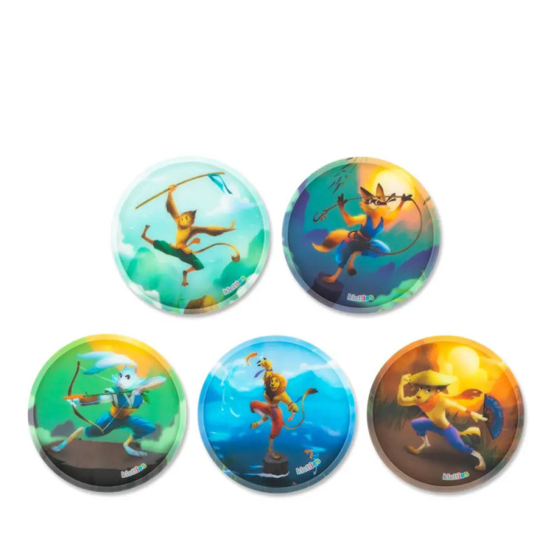 Fünf bunte, runde Spielmarken mit animierten Tierfiguren in dynamischen Posen. Fünf bunte, runde Spielmarken mit animierten Tierfiguren in dynamischen Posen.
