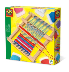 Webrahmen-Set für Kinder in bunter Verpackung mit Garn und teilweise gewebtem Stoff abgebildet.