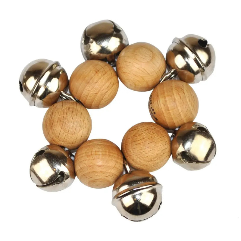 Holzperlen und silberne Glöckchen sind kreisförmig auf weißem Hintergrund angeordnet.