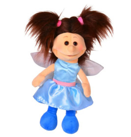 Plüschpuppe mit braunen Haaren, blauem Kleid, blauen Schuhen, Flügeln und rosa Haargummis, lächelnd.